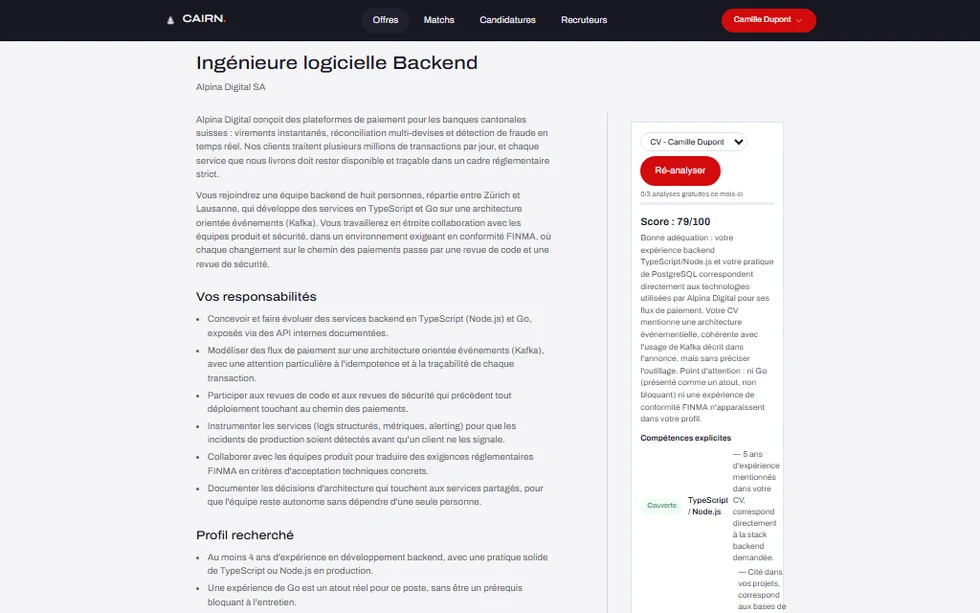 Détail d'une offre sur Cairn en deux colonnes : à gauche la description du poste (Ingénieure logicielle Backend chez Alpina Digital SA) ; à droite, en tête du panneau, le score de correspondance CV↔offre (79/100) avec son résumé, puis la liste des compétences explicites et implicites classées couverte, partielle ou manquante avec leur justification.